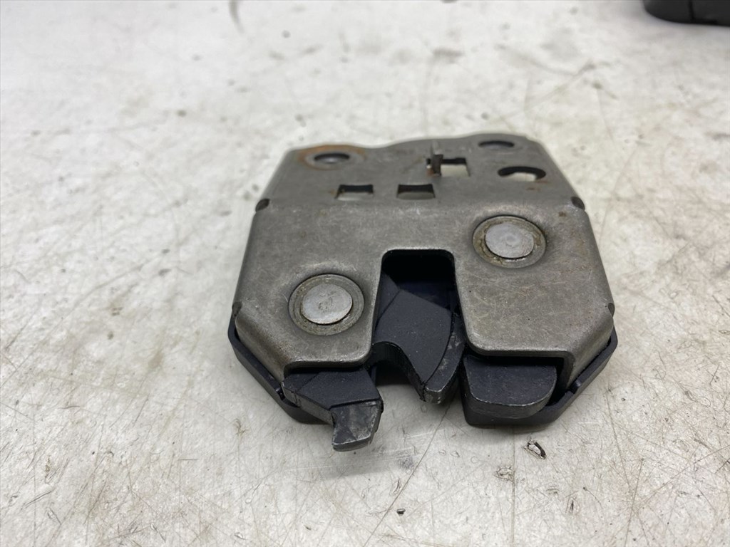 BMW 3 - IV (E46) 316 i Bal hátsó Ülés Rögzítő #20618# 8209035 3. kép