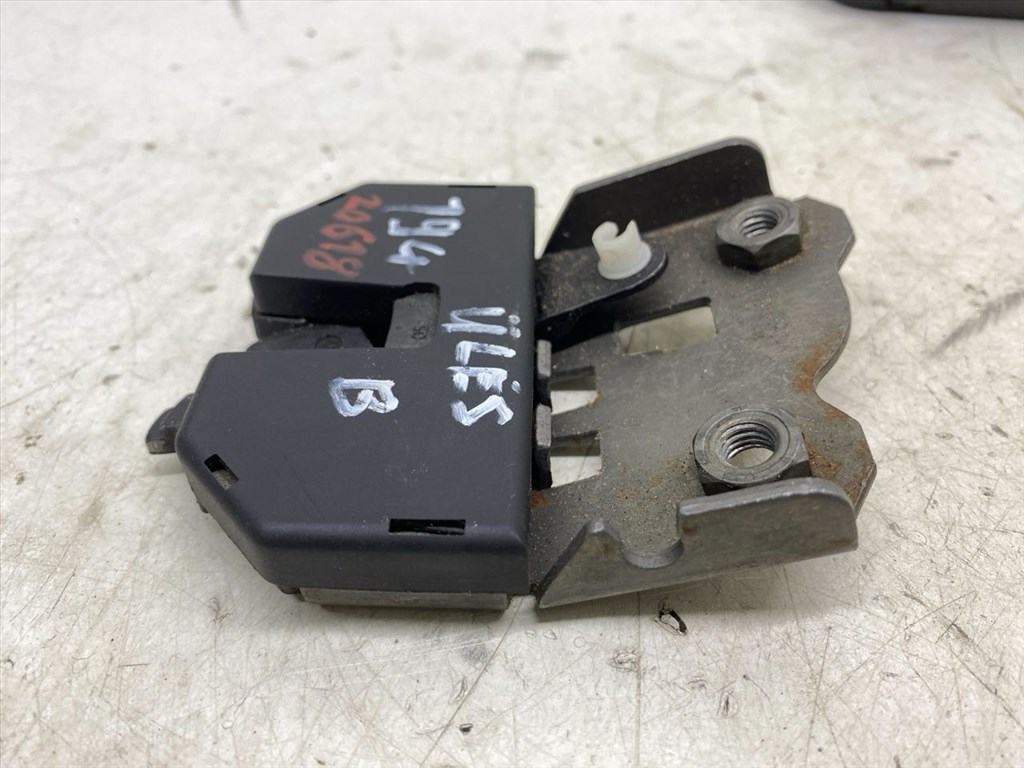 BMW 3 - IV (E46) 316 i Bal hátsó Ülés Rögzítő #20618# 8209035 4. kép