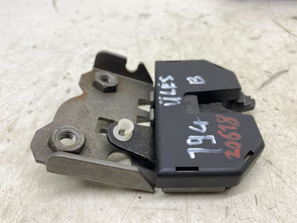 BMW 3 - IV (E46) 316 i Bal hátsó Ülés Rögzítő #20618# 8209035 5. kép