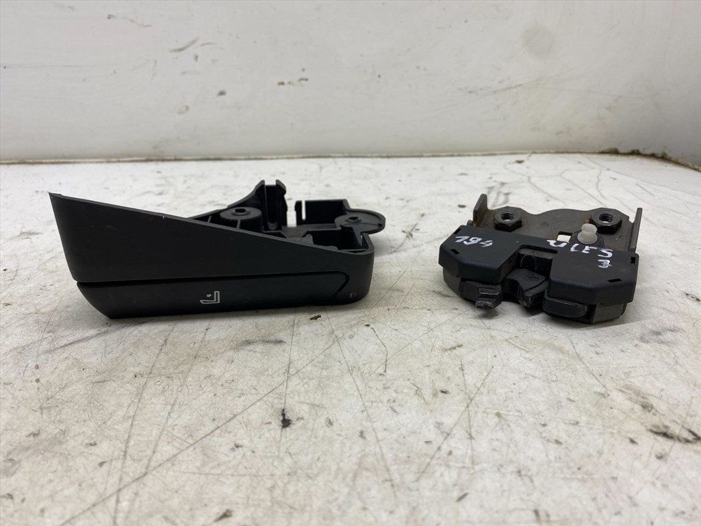 BMW 3 - IV (E46) 316 i Jobb hátsó Ülés Rögzítő #20619# 8209036 1. kép