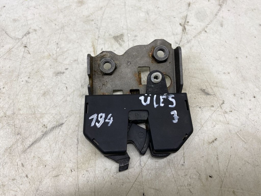 BMW 3 - IV (E46) 316 i Jobb hátsó Ülés Rögzítő #20619# 8209036 4. kép