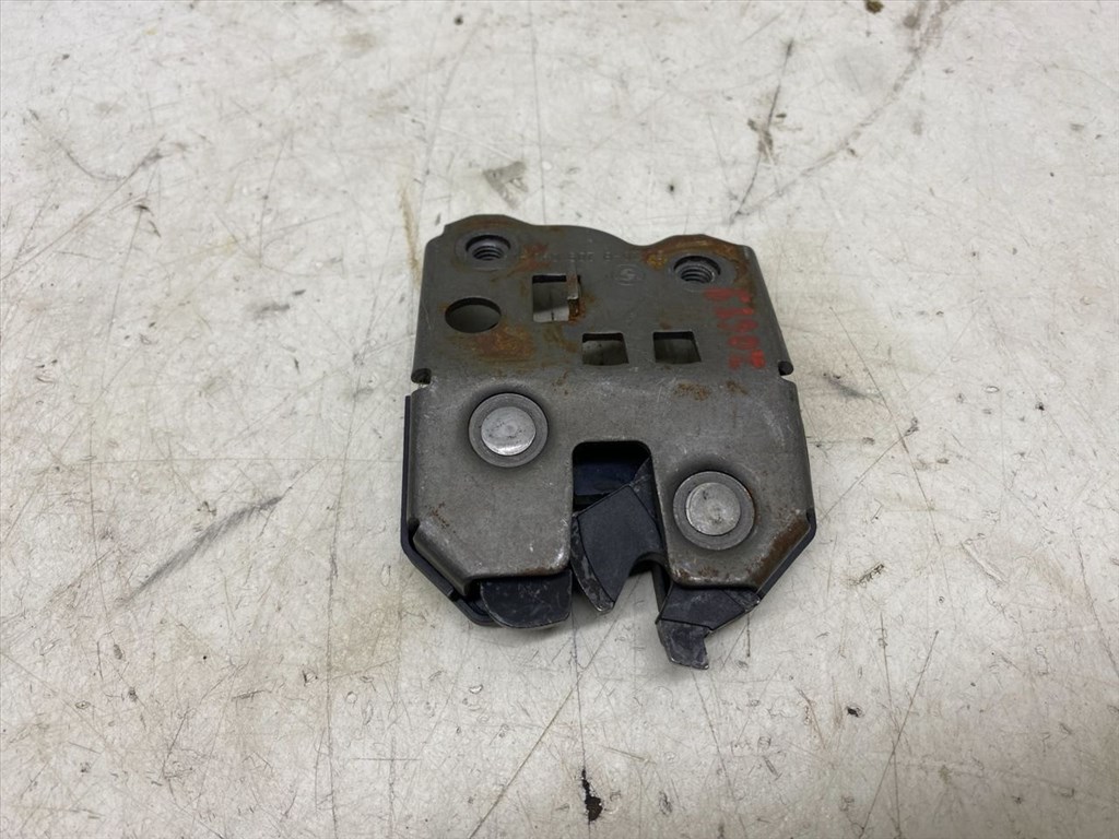 BMW 3 - IV (E46) 316 i Jobb hátsó Ülés Rögzítő #20619# 8209036 5. kép