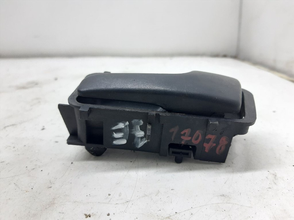 VW PASSAT Variant IV (3A5/ 35I) 2.0 16V Jobb első Belső Kilincs #17078# 357837236 7. kép