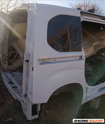 Opel Combo E jobb hátsó negyed