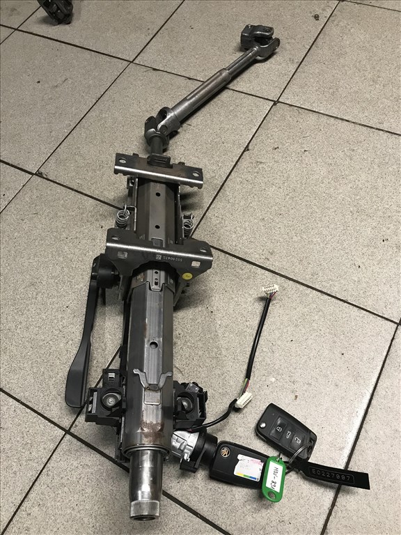 Skoda Octavia III gyújtáskapcsoló + kulcs 1. kép