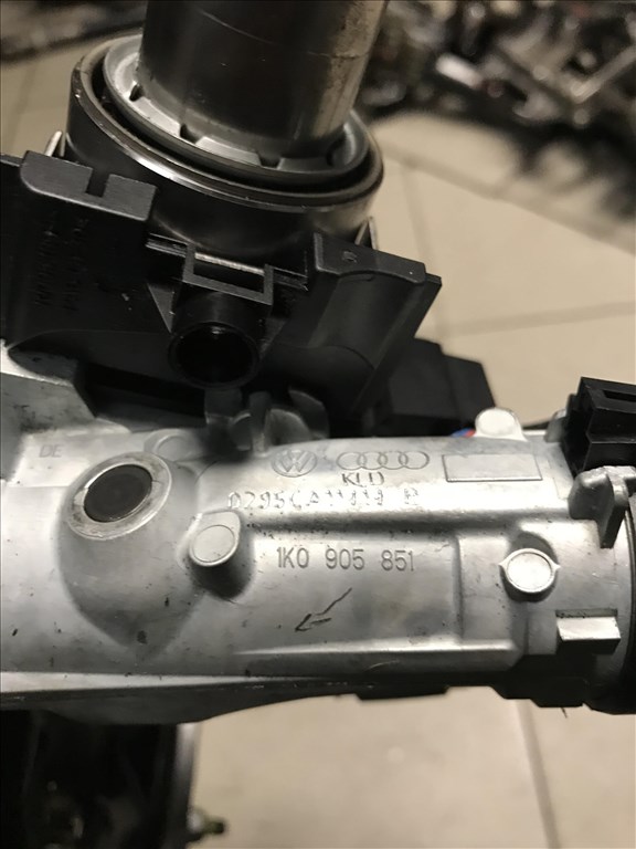 Skoda Octavia III gyújtáskapcsoló + kulcs 3. kép