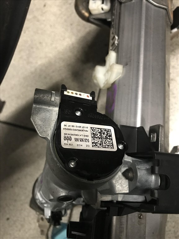 Skoda Octavia III gyújtáskapcsoló + kulcs 3. kép