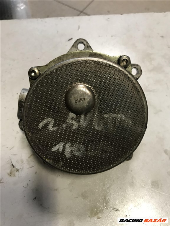 Volkswagen Passat B5 2,5 V6 TDI / Vákuumpumpa 057145100g 1. kép