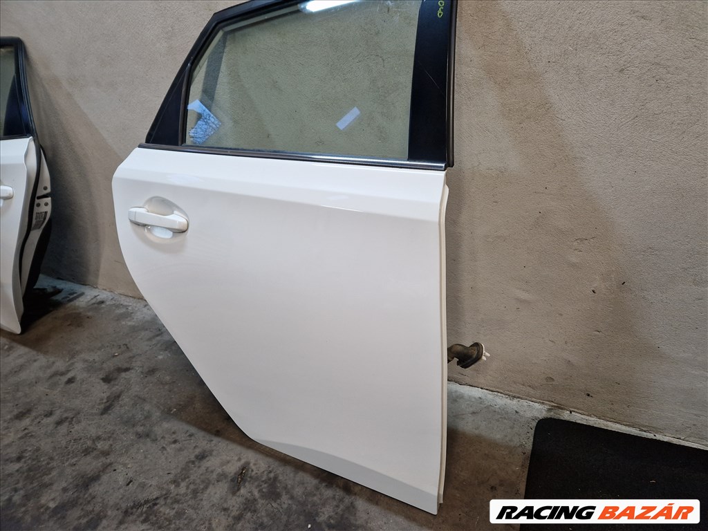 Toyota Auris II jobb hátsó ajtó 040 1. kép
