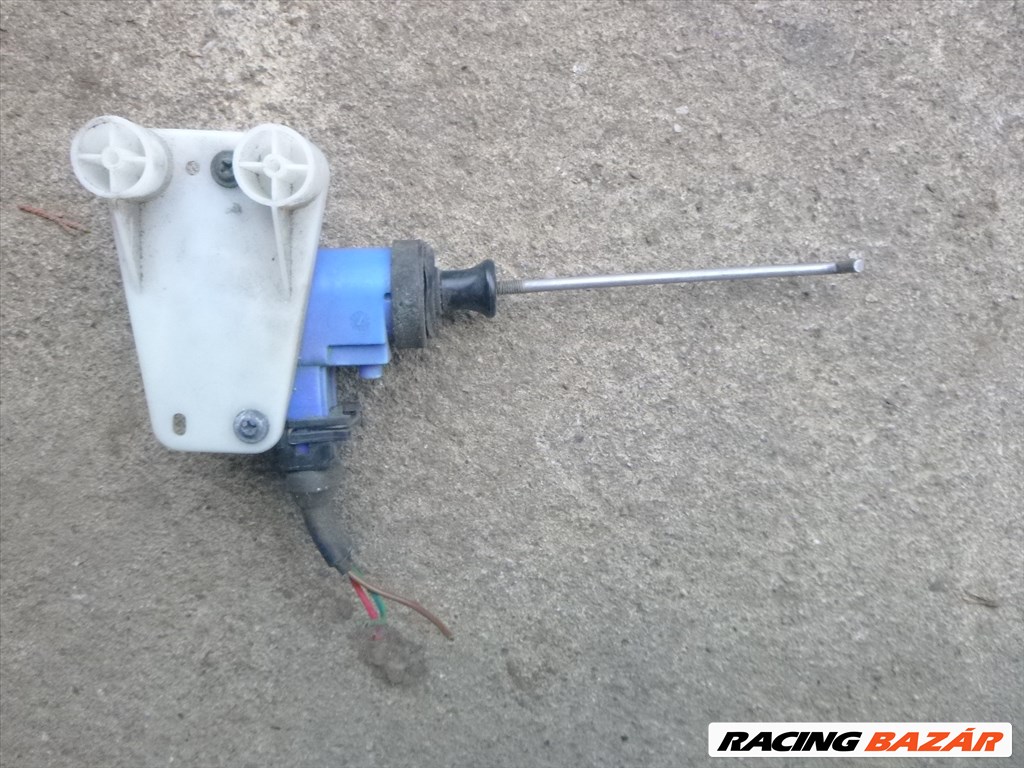 Audi 100 (C3 - 44) BAL ELSŐ központi zár vákuum csatlakozóval 2. kép