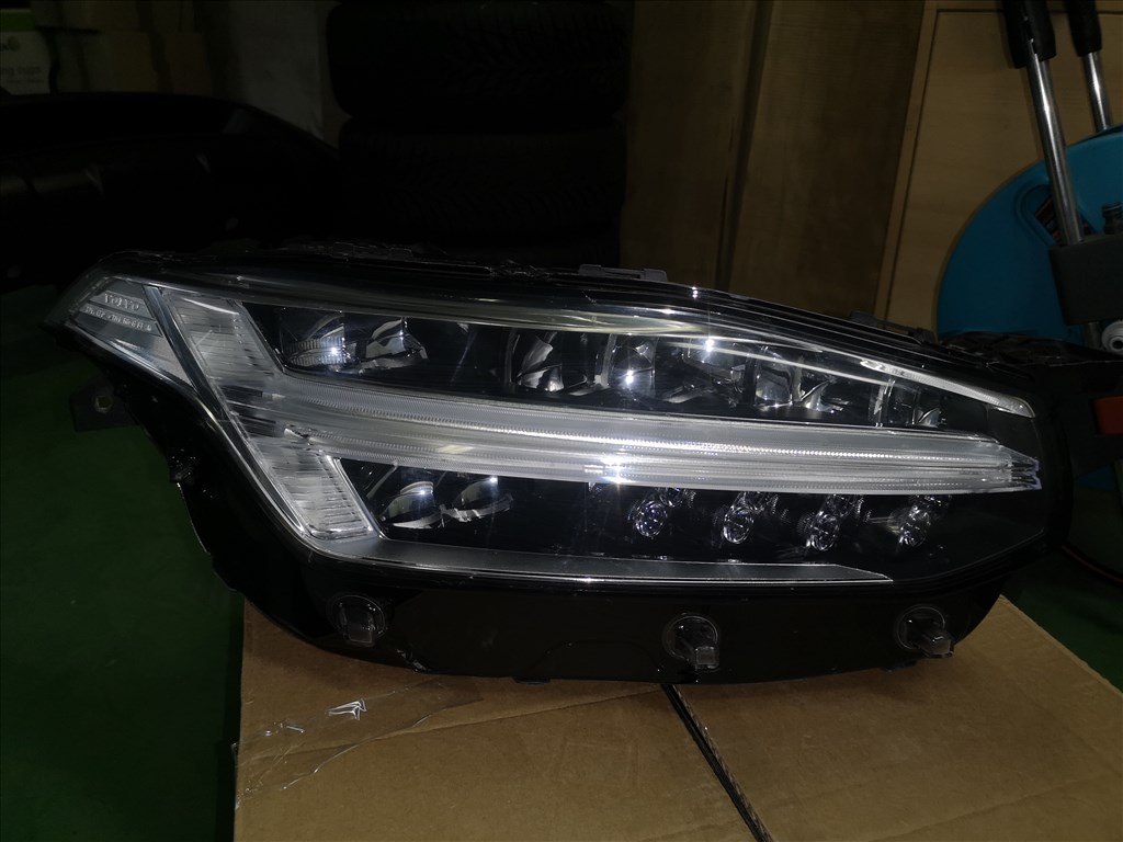 Volvo XC90 fényszóró  89915196 31655715 1. kép