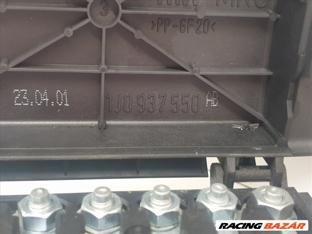 Volkswagen Golf IV motortéri biztosítéktábla (15978) 1j0937550 3. kép