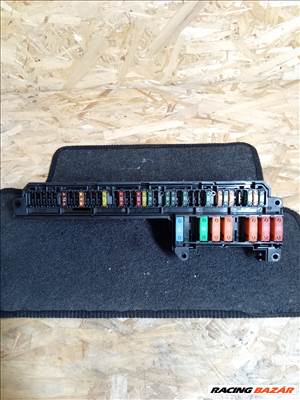 BMW  E60/E61 hátsó biztosítéktábla  9138830