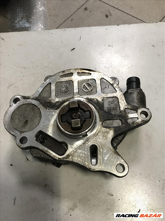 Volkswagen Passat B6 2,0 CR / vákuumpumpa 03l145100 2. kép