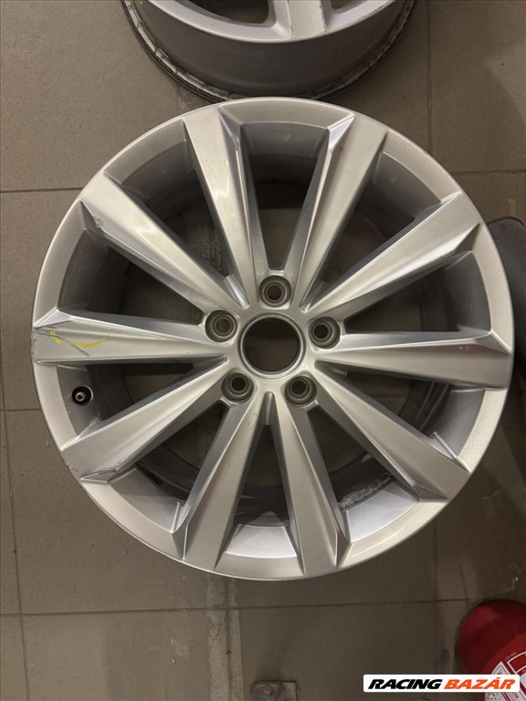 R17 Original Volkswagen 7.5J ET47 - 1Q0 601 025B 1Q0601025B 1db felni 1. kép