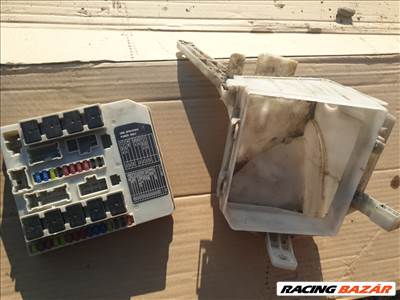 Nissan Micra K12 motortéri biztosítéktábla 