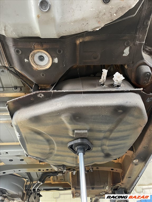 Mercedes A 160 W169 üzemanyag tank  a1694702201 0056915 1. kép