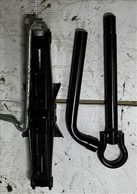 Renault Clio IV dCi 90 energy Emelő, vonószem, kerékkulcs 