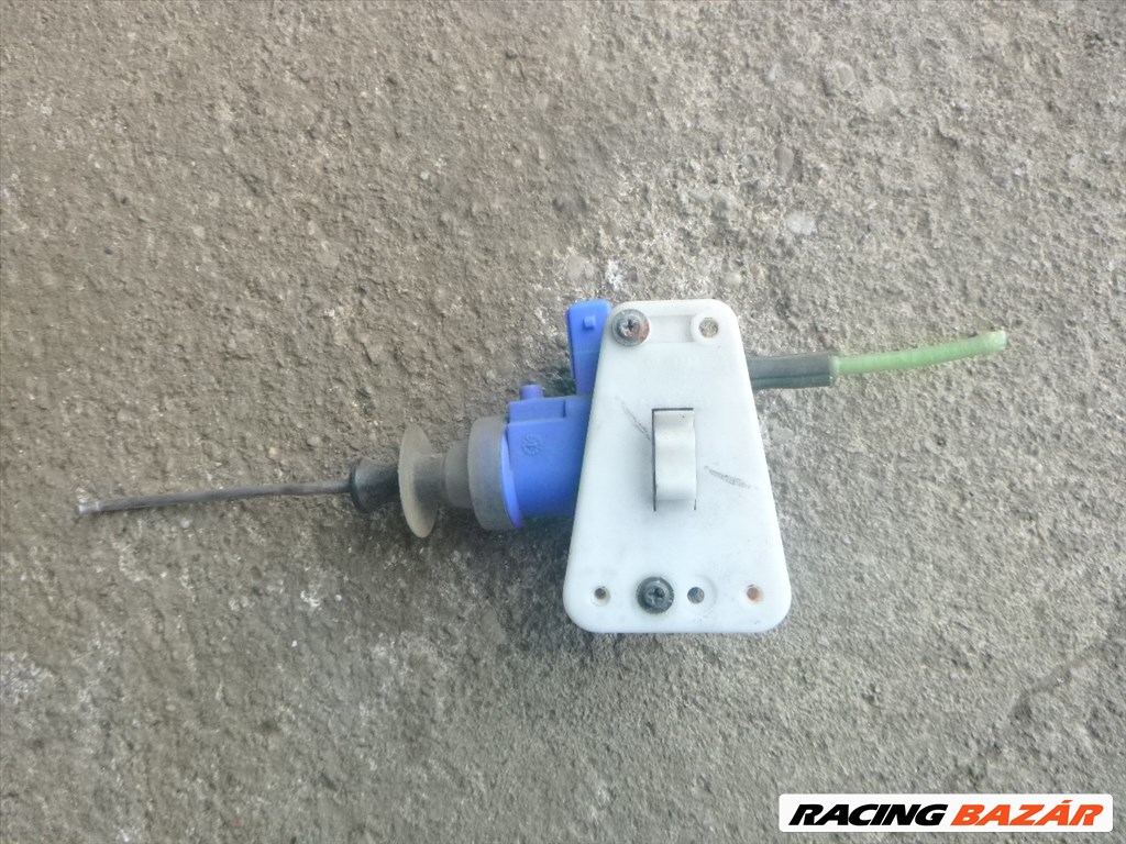 Audi 80 (B4 - 8C) bal első központi zár vákuum motor  3. kép