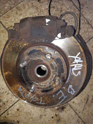 Toyota Yaris 05-10 Bal Első Csonkállvány Kerékaggyal + Féknyereg + ABS Jeladó