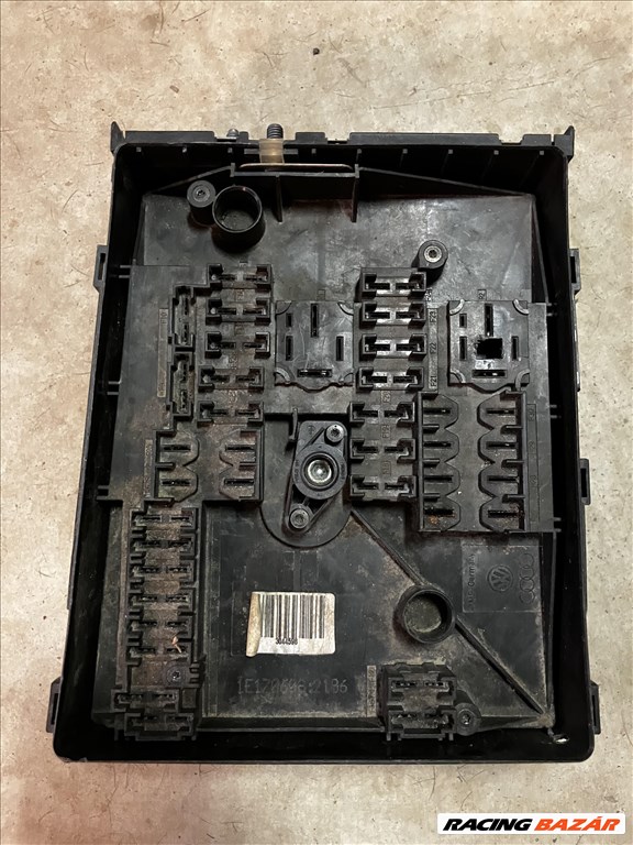 VW-Audi-Seat biztosítéktábla + tartó 1k0937125c 1k0907361b 1. kép