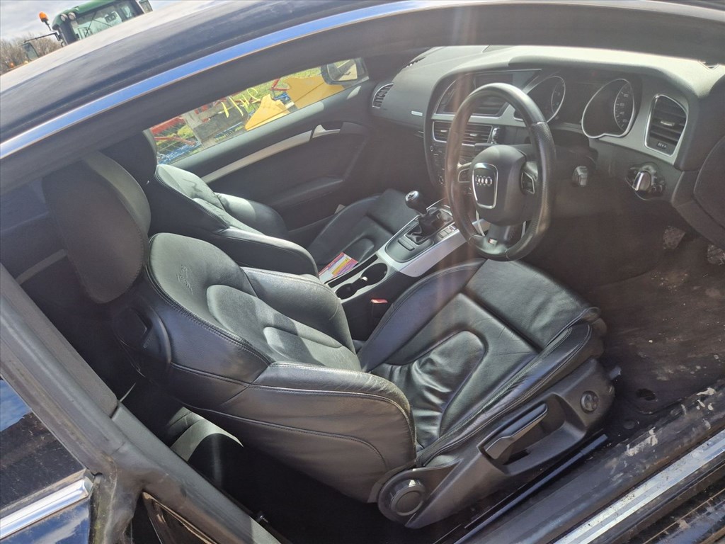 Audi A5 (B8 - 8T) bontott alkatrészei 9. kép