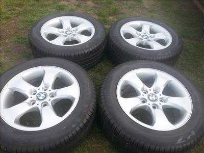 gyári BMW X3 E83 alufelni, rajta 235/55R17 újszerű Pirelli nyári gumi 