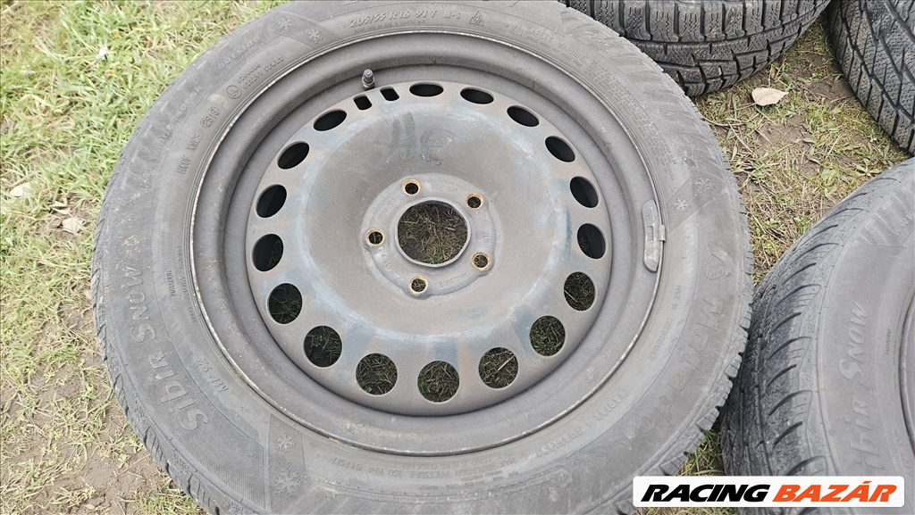  5x115 lyukosztású 16" használt Gyári lemezfelni, rajta 205/55 használt Matador téli gumi gumi  3. kép