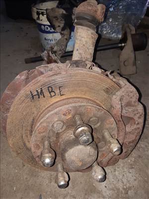 Hyundai H1 96-05 Bal Első Csonkállvány Kerékaggyal + Féknyereg