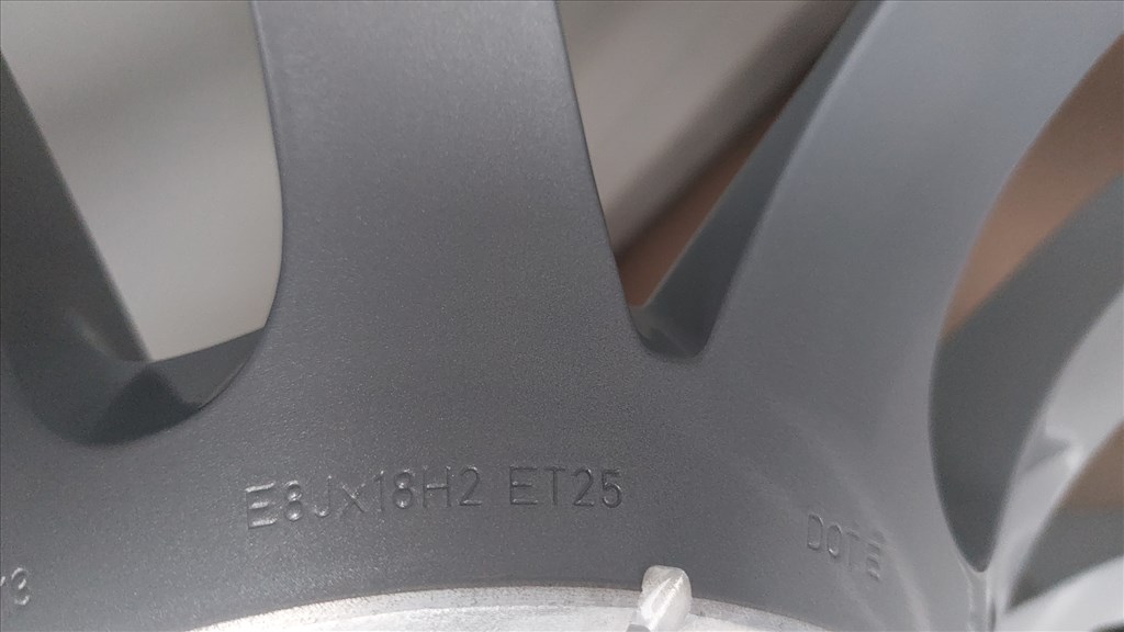 Gyári, Új,VW Tuareg III. /CASCADE/18" alufelni 5x112 Új téli gumik  17. kép