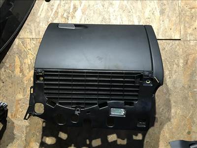 Audi A4 (B8 - 8K) kesztyűtartó