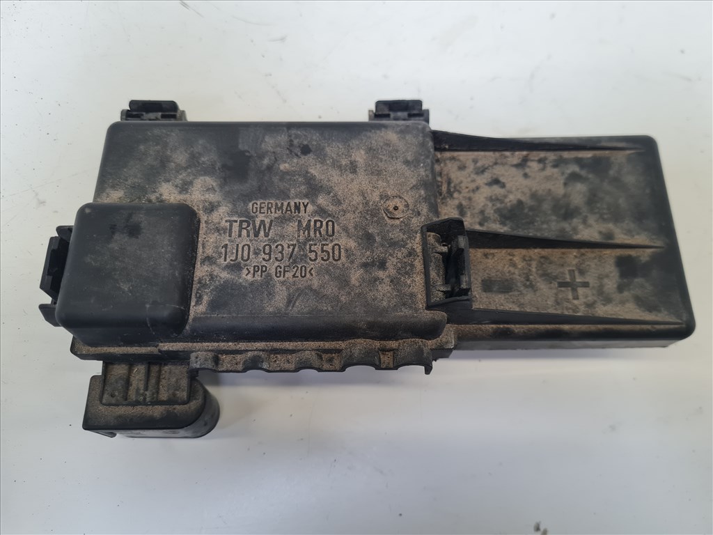 Volkswagen Golf IV 1.4 16V biztosítéktábla (18347) 1. kép