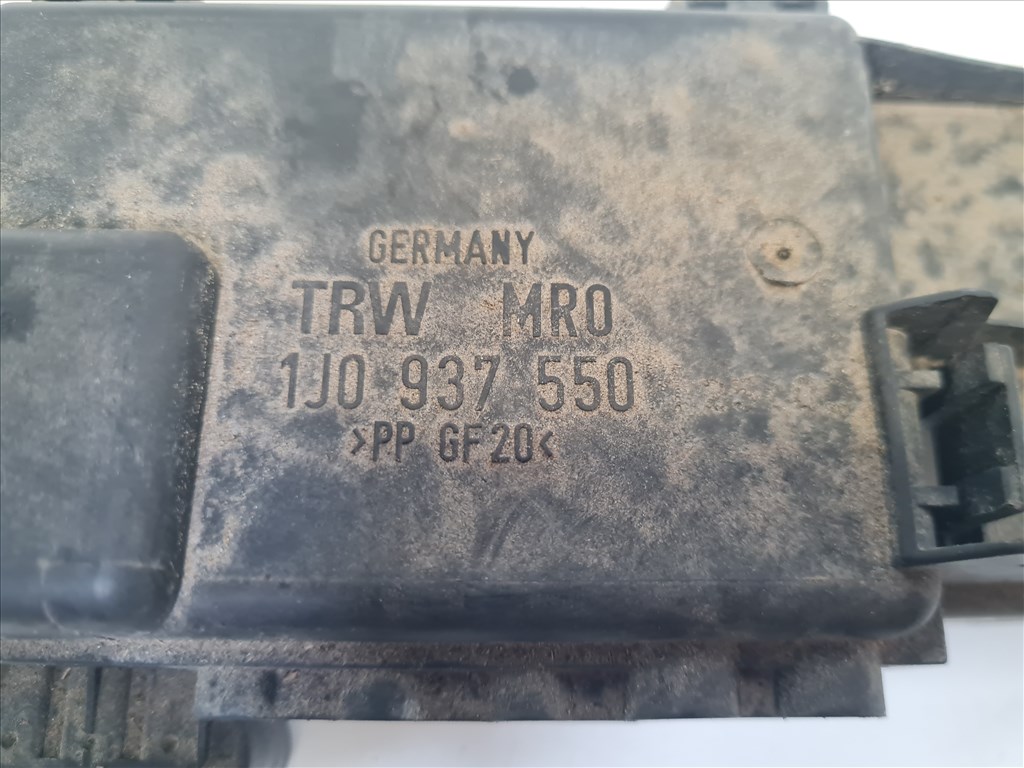 Volkswagen Golf IV 1.4 16V biztosítéktábla (18347) 2. kép