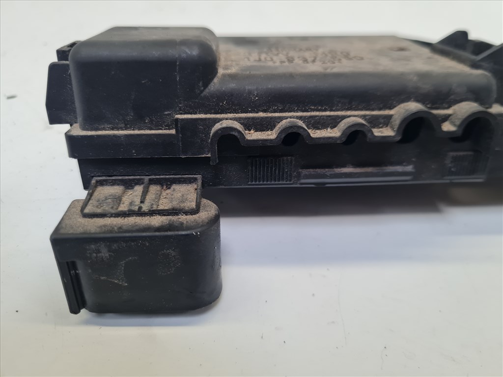 Volkswagen Golf IV 1.4 16V biztosítéktábla (18347) 3. kép