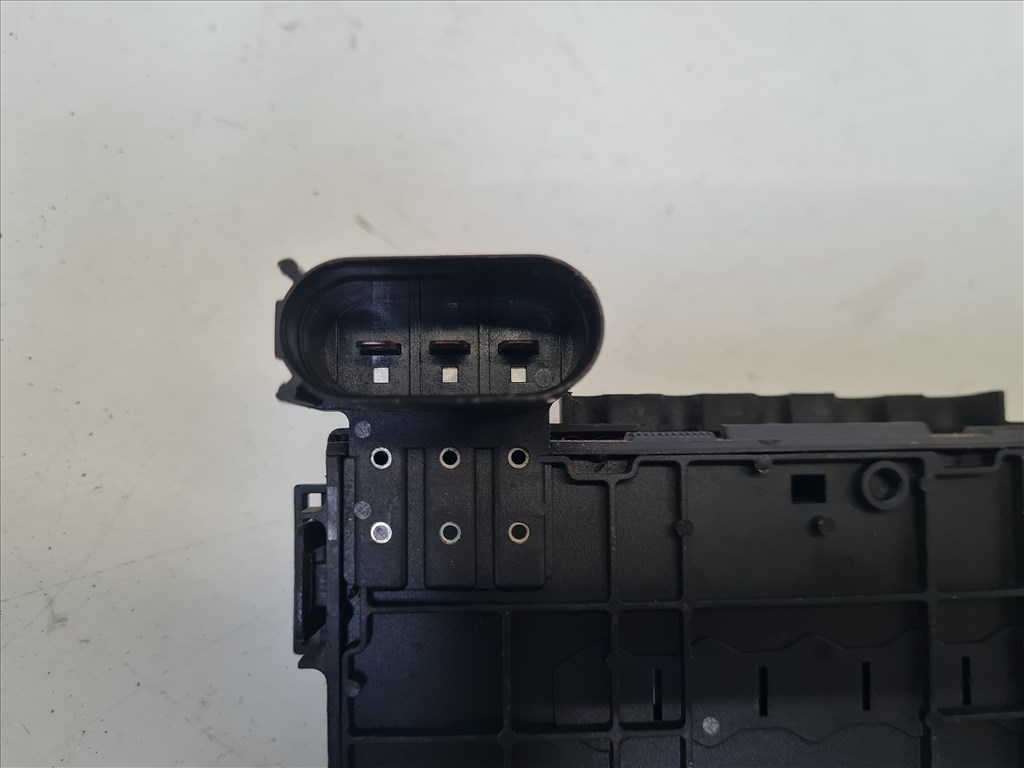 Volkswagen Golf IV 1.4 16V biztosítéktábla (18347) 9. kép