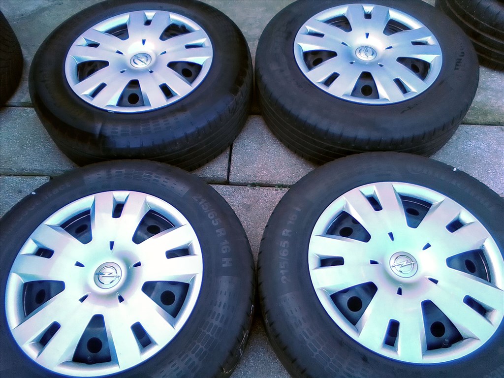  5x105 lyukosztású gyári Opel Mokka lemezfelni, rajta 215/65R16 Continental nyári gumi 1. kép