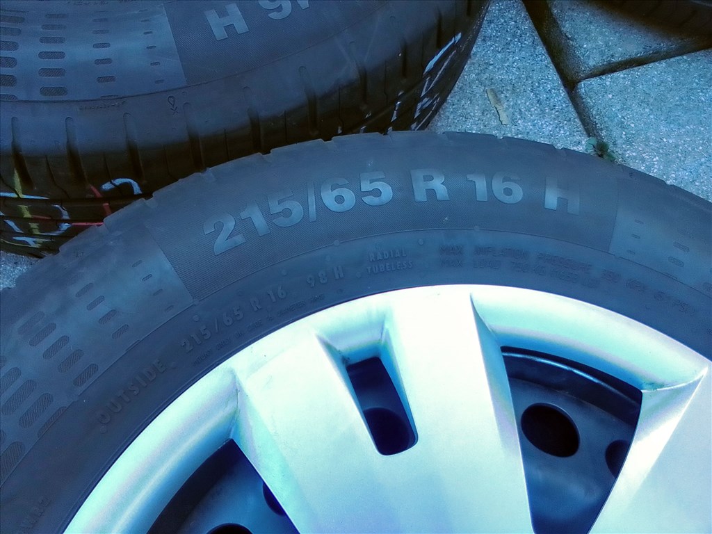  5x105 lyukosztású gyári Opel Mokka lemezfelni, rajta 215/65R16 Continental nyári gumi 5. kép