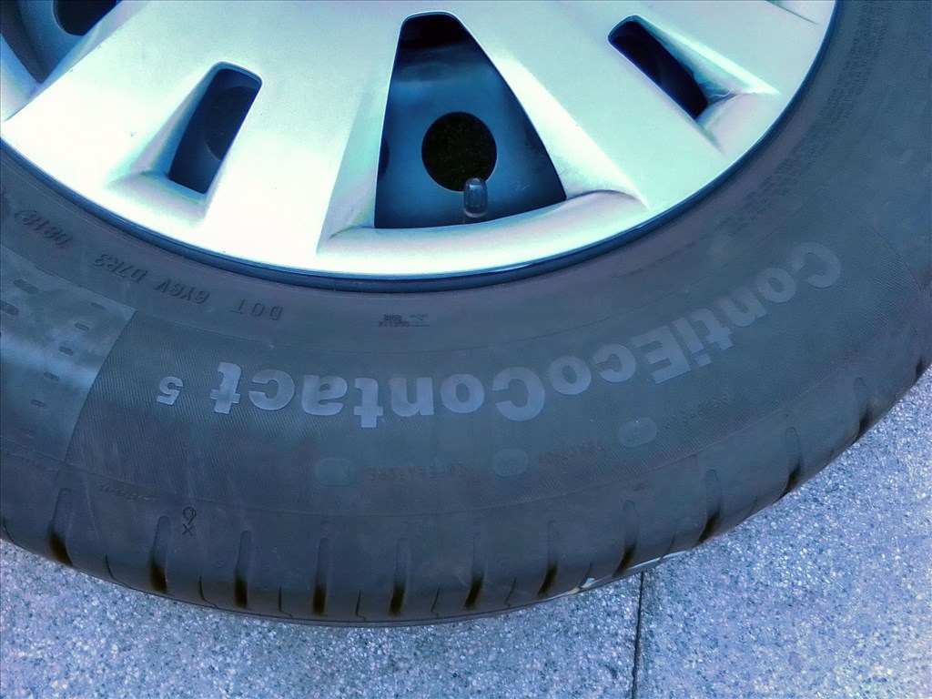  5x105 lyukosztású gyári Opel Mokka lemezfelni, rajta 215/65R16 Continental nyári gumi 6. kép