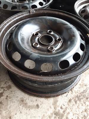 Volkswagen Passat B5 96-05 <p>Gyáriszám:<br>4A0 601 025J</p><p>Felni méret: 15"</p><p>Felni szélesség: 6.0</p><p>Furatszám: 5</p><p>Osztókör: 114.30000305175781</p><p>ET szám: ET45</p><p>Agy Átmérő: 57.0</p><p>Állapot: Normál</p><p>Szín: </p><p>Érdeklődéskor hivatkozzon erre: KIN-40120</p><p>Bármire van szüksége hívjon bizalommal!<br>Kizárólag munkaidőben hétfőtől - péntekig 8-12 13-16 óráig!<br>Alkatrészek széles választékban!<br>Hivatalos Regisztrált Autobontó Kecel!<br>Vásároljon Megbízható Helyről Beszerelési Garanciával Profiktól!</p> 25000