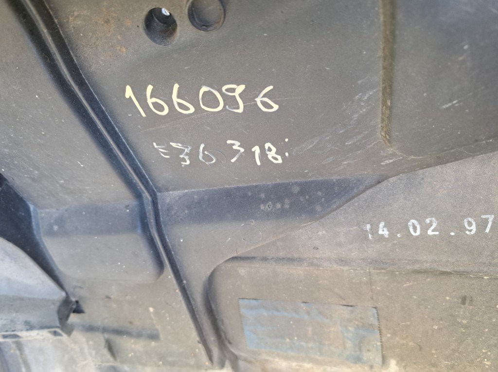 BMW E36 fekete cosmosschwarz hátsó lökhárító 4. kép