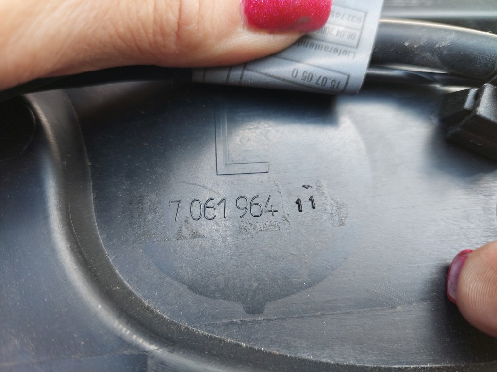 BMW E90 E91 sedan touring szélvédõ alatti mûanyag levélrács 3. kép