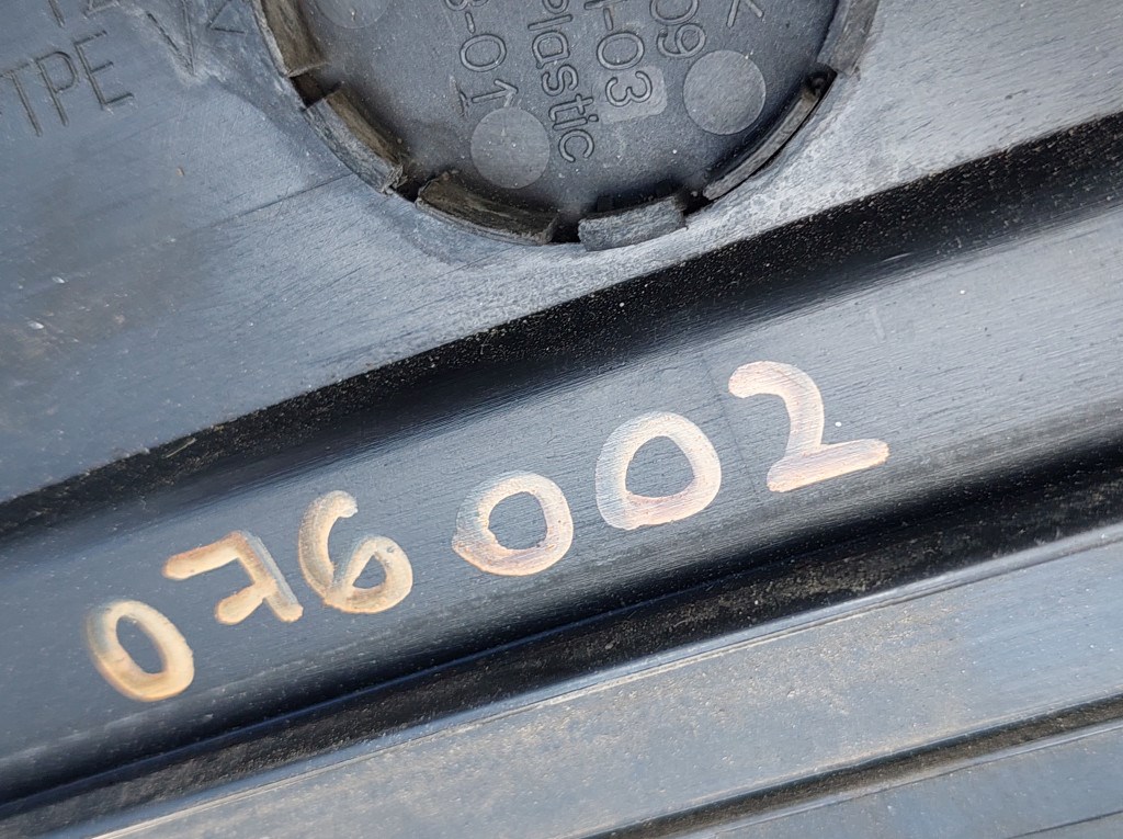 BMW E90 E91 sedan touring szélvédõ alatti mûanyag levélrács 4. kép