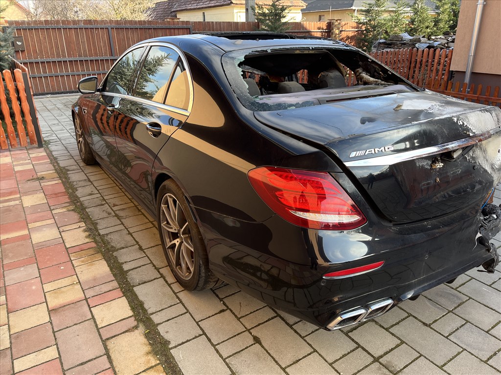Mercedes E 63 AMG bontott alkatrészei 1. kép