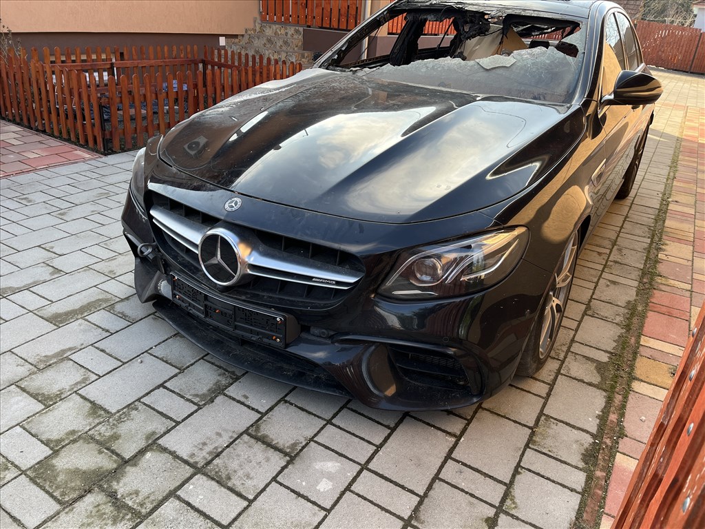 Mercedes E 63 AMG bontott alkatrészei 2. kép