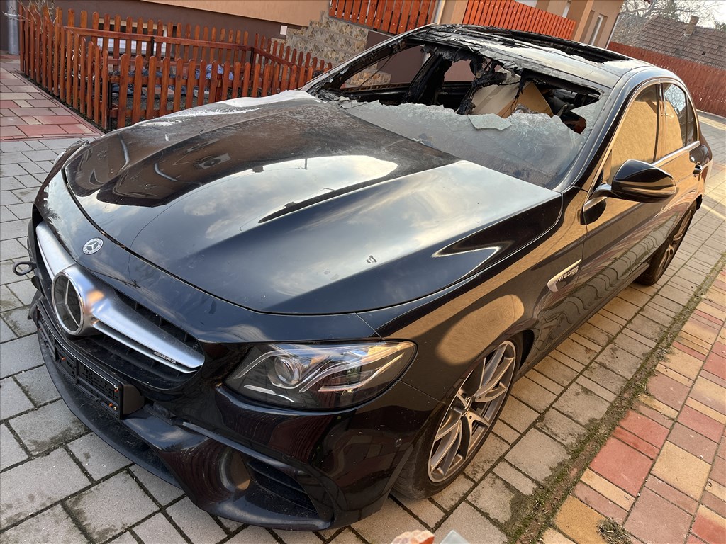 Mercedes E 63 AMG bontott alkatrészei 4. kép