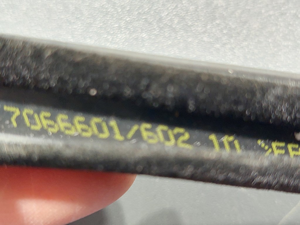 BMW E87 új gyári bal elsõ matt fekete shadowline vízlehúzó gumitömítés díszléc 3. kép