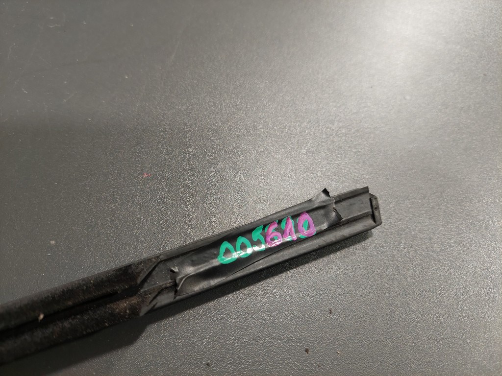 BMW E87 új gyári bal hátsó matt fekete shadowline vízlehúzó gumitömítés díszléc 4. kép