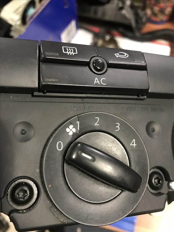 Volkswagen Passat B6 3C fűtéskapcsoló panel 2. kép