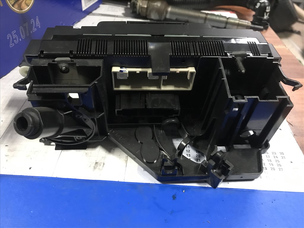 Volkswagen Passat B6 3C fűtéskapcsoló panel 3. kép