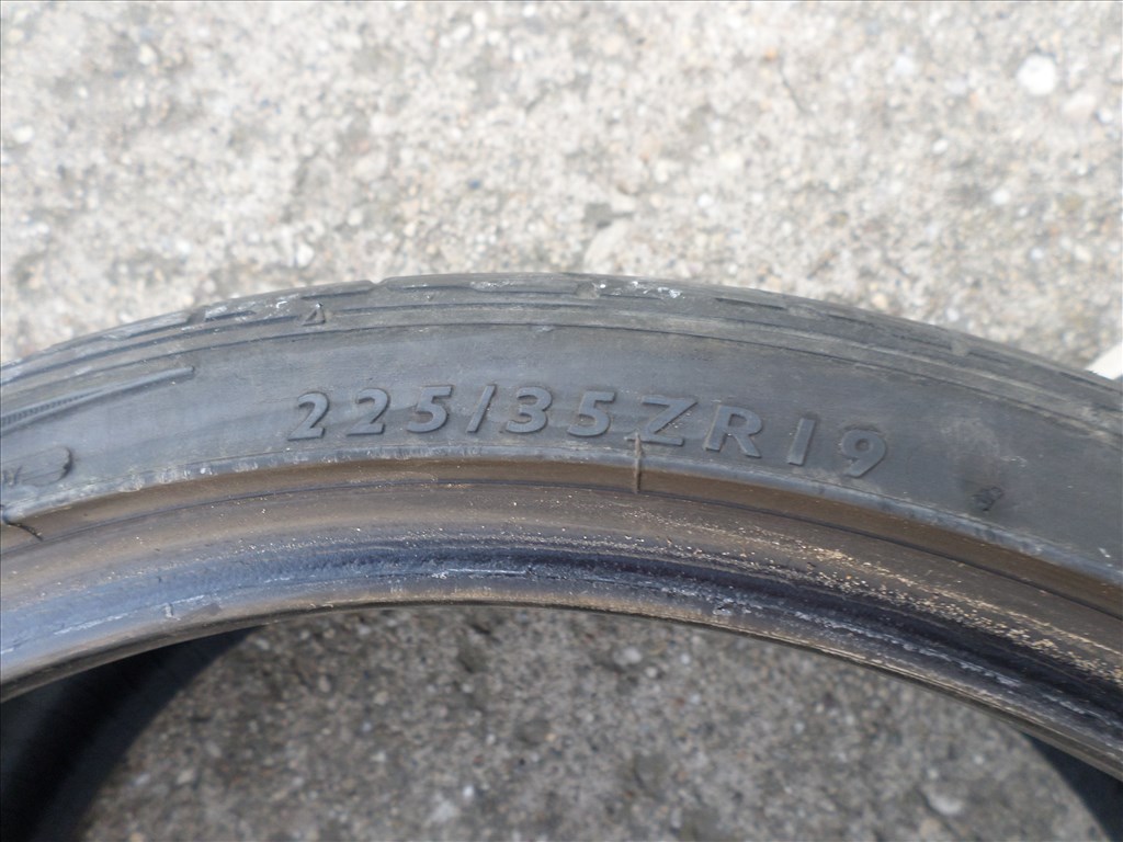  225/3519" használt Dunlop nyári gumi gumi 1. kép
